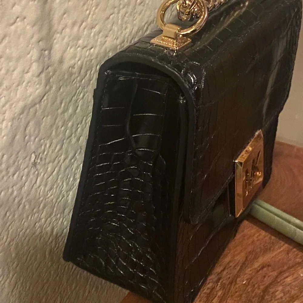 Sold MICHAEL KORS SONIA SMALL SHOULDER CROSSBODY BAG BLACK LEATHER GOLD NEW - Picture 5 of 16